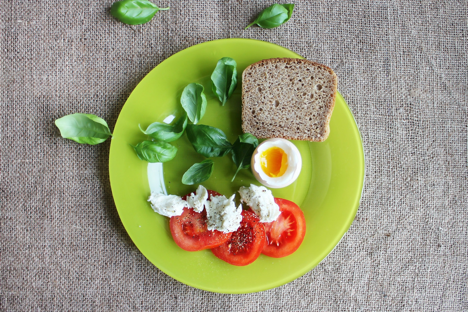 Bread, eggs & tomato